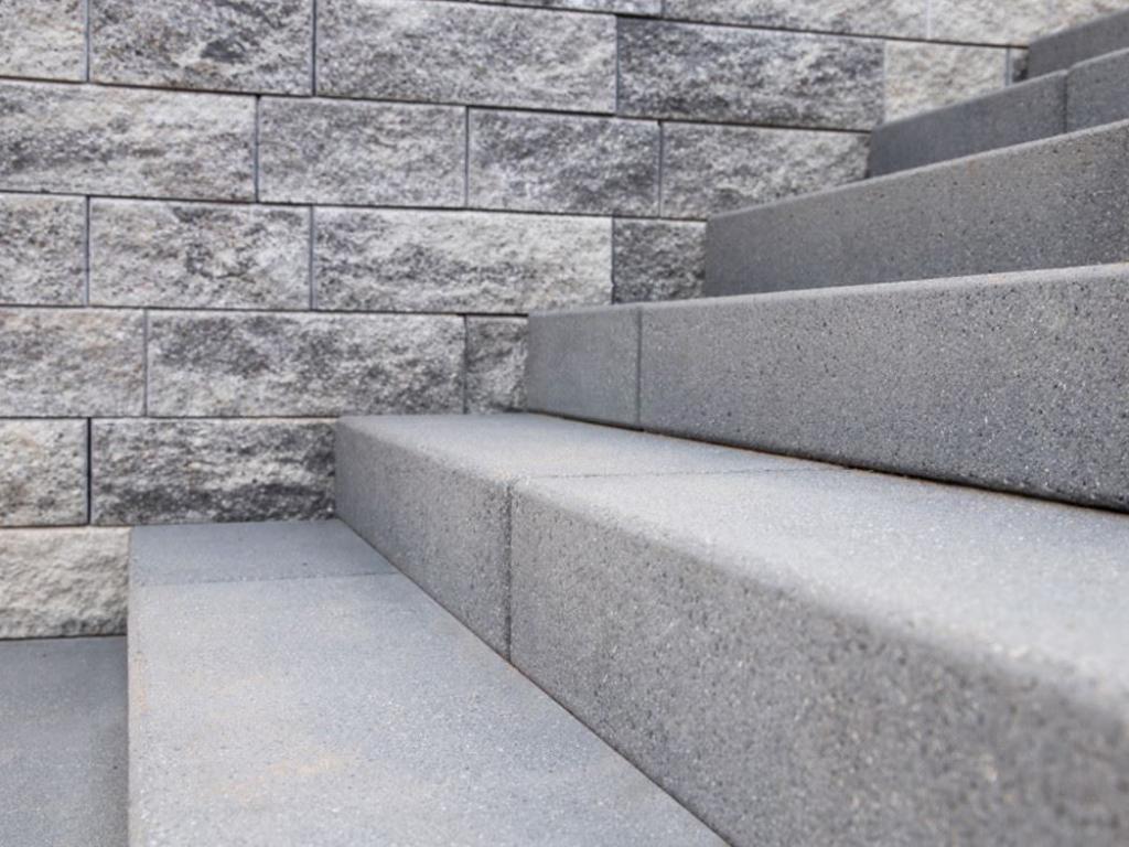treppenstufen-beton-grau